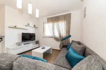 Air-Conditioned 2-Bedroom Apartment in Vir