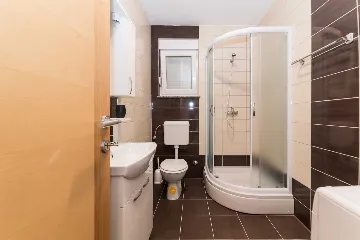 Air-Conditioned 2-Bedroom Apartment in Vir