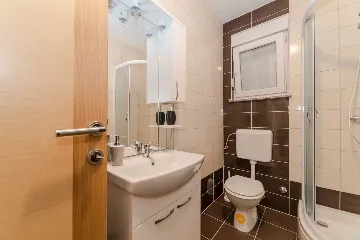 Air-Conditioned 2-Bedroom Apartment in Vir