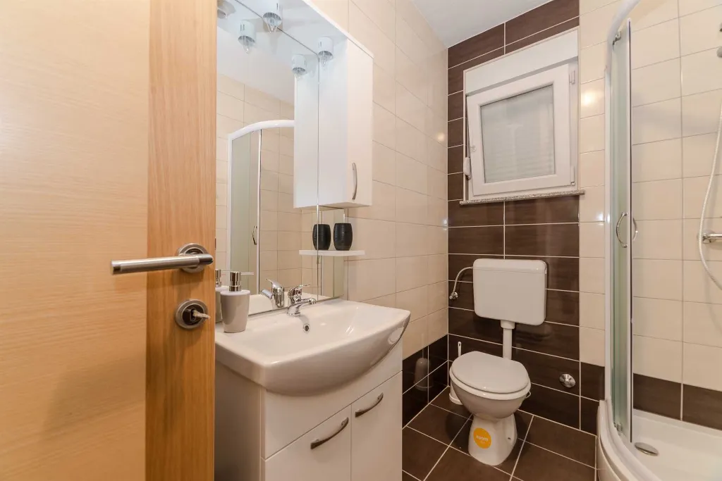 Air-Conditioned 2-Bedroom Apartment in Vir