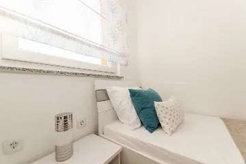 Air-Conditioned 2-Bedroom Apartment in Vir