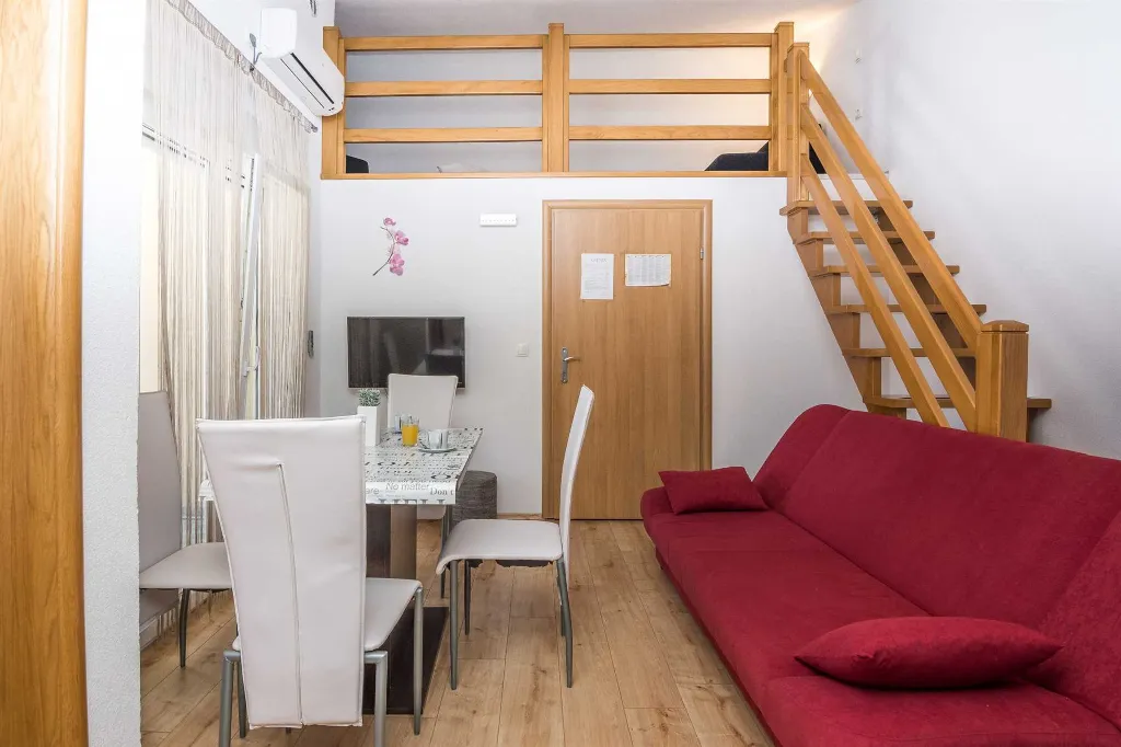 Air-Conditioned Apartment for 2-4 Guests in Vir