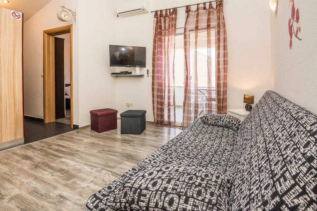 Apartment in Vir for 2-4 Guests with Balcony