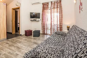 Apartment in Vir for 2-4 Guests with Balcony