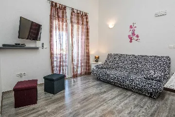 Apartment in Vir for 2-4 Guests with Balcony