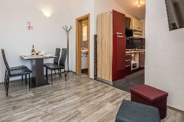 Apartment in Vir for 2-4 Guests with Balcony