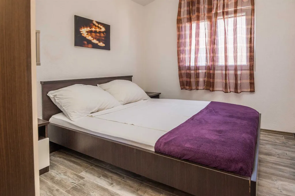 Apartment in Vir for 2-4 Guests with Balcony