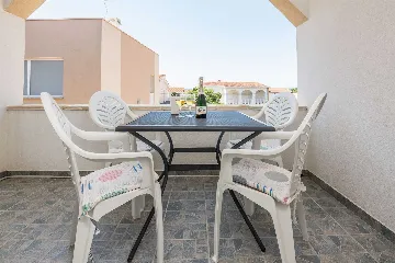 Apartment in Vir for 2-4 Guests with Balcony