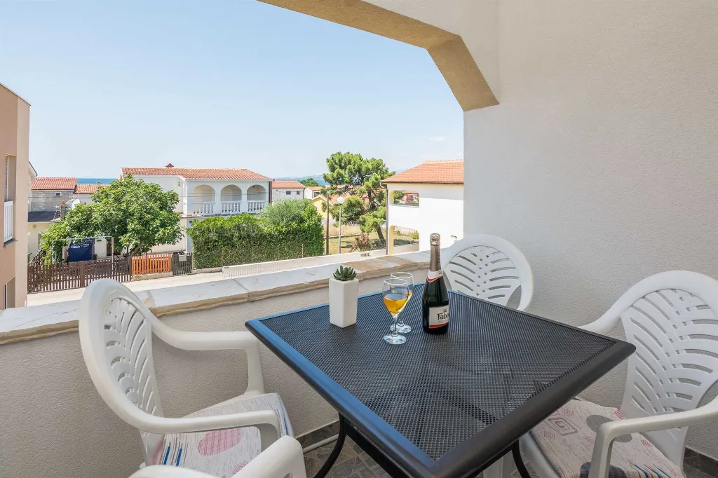 Apartment in Vir for 2-4 Guests with Balcony