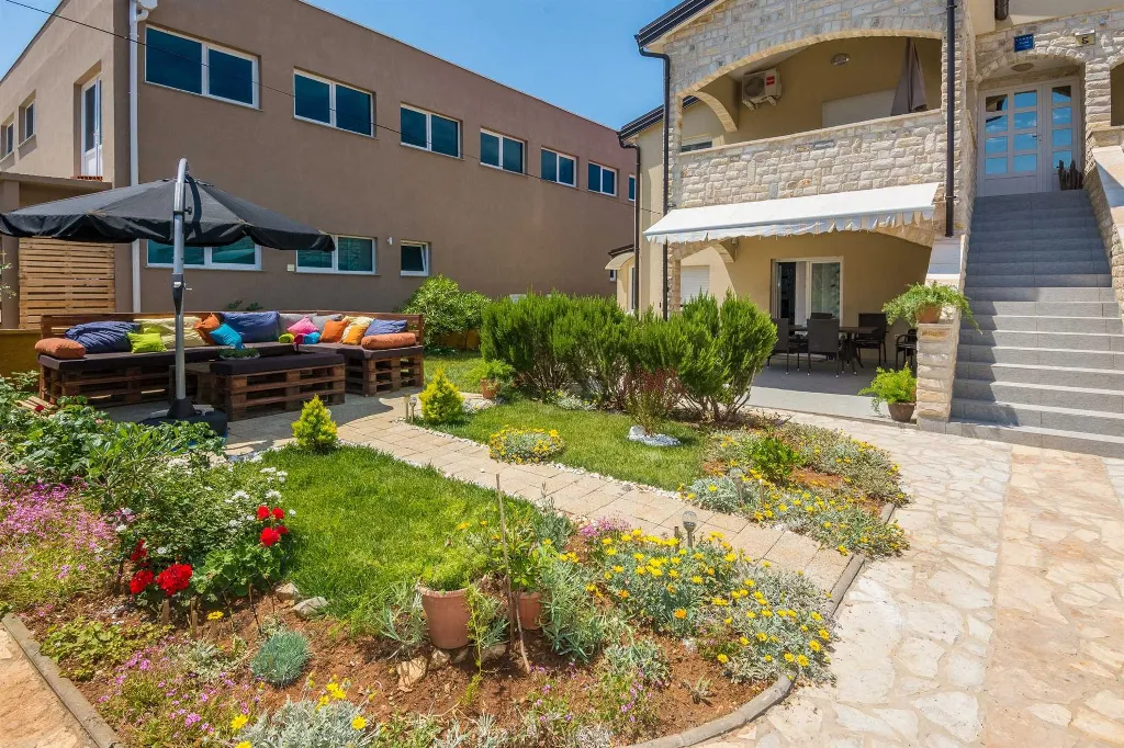 Apartment in Vir for 2-4 Guests with Balcony