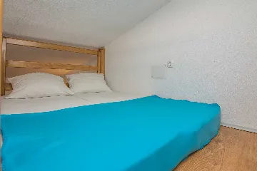 Apartment in Vir for 2-4 Guests with Private Balcony