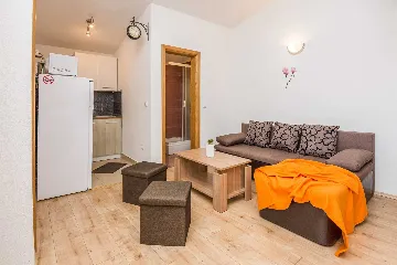 Apartment in Vir for 2-4 Guests with Private Balcony