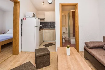 Apartment in Vir for 2-4 Guests with Private Balcony