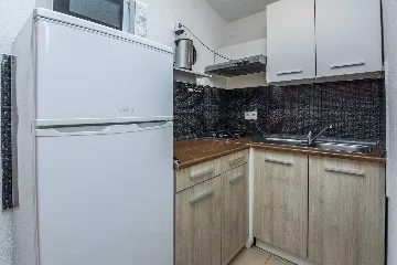 Apartment in Vir for 2-4 Guests with Private Balcony