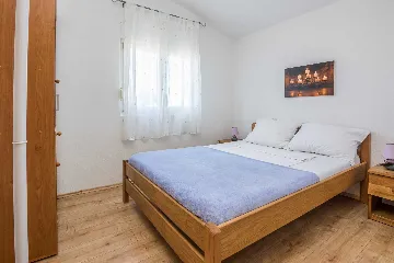 Apartment in Vir for 2-4 Guests with Private Balcony