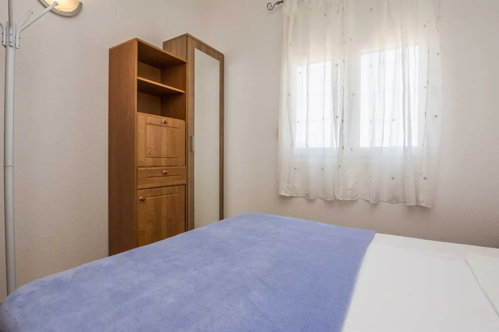 Apartment in Vir for 2-4 Guests with Private Balcony