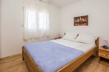 Apartment in Vir for 2-4 Guests with Private Balcony