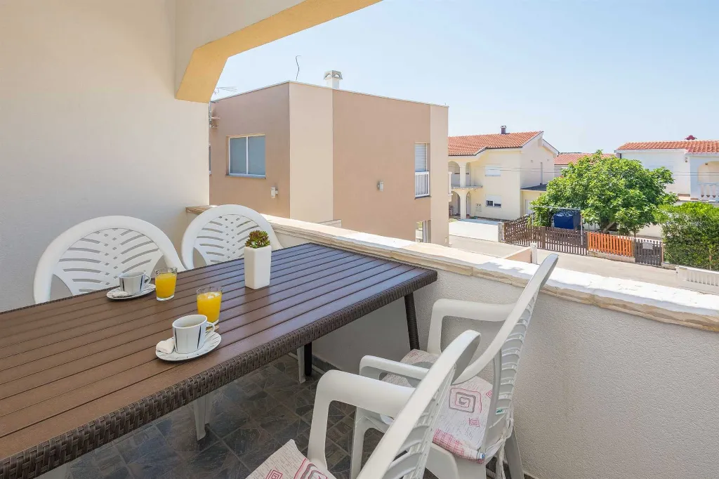 Apartment in Vir for 2-4 Guests with Private Balcony