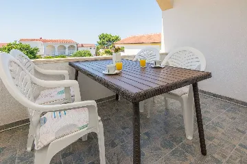 Apartment in Vir for 2-4 Guests with Private Balcony