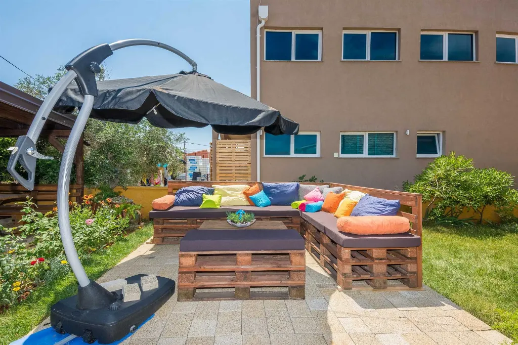 Apartment in Vir for 2-4 Guests with Private Balcony