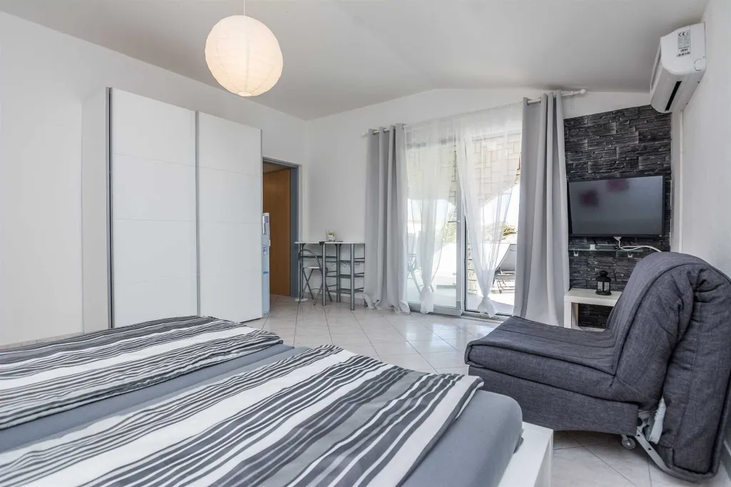 Studio in Vir for 2–3 Guests with Balcony