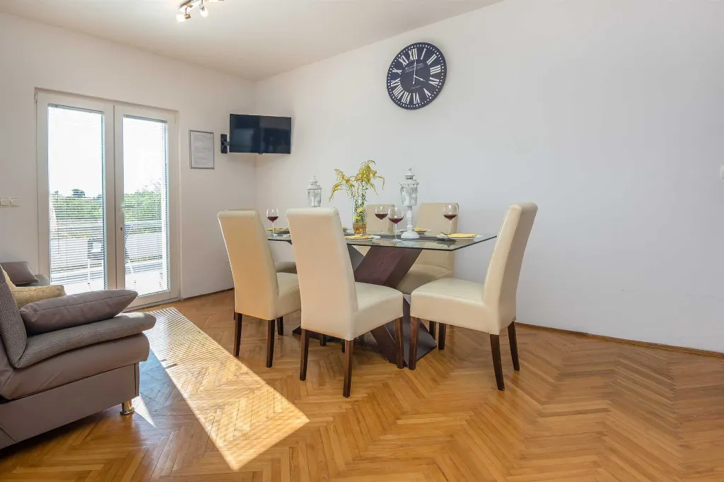Vir Apartment for 4-6 Guests with Balcony
