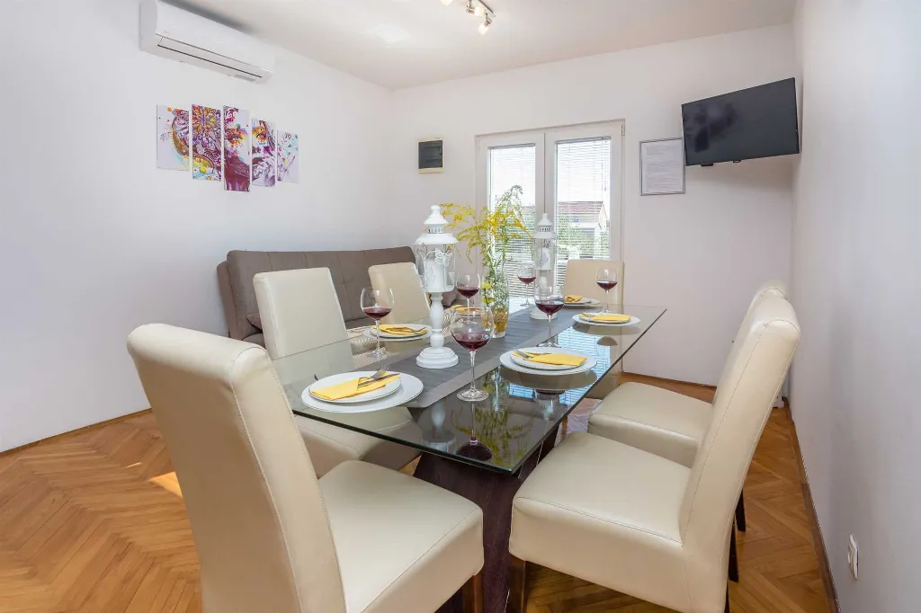 Vir Apartment for 4-6 Guests with Balcony