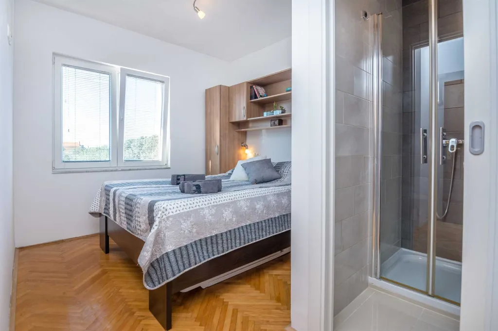 Vir Apartment for 4-6 Guests with Balcony