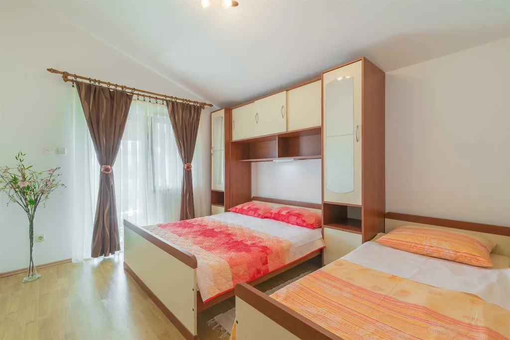 Apartment in Vir for 4–5 Guests with Air Conditioning