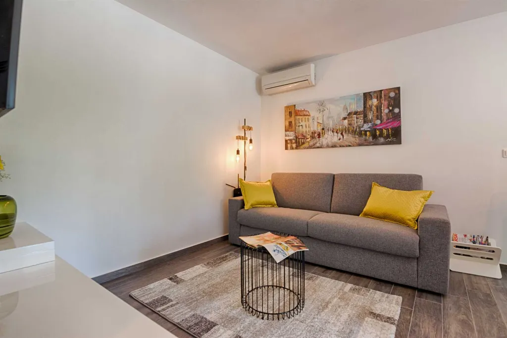 Apartment in Vir for 4 with Pool & Sea View