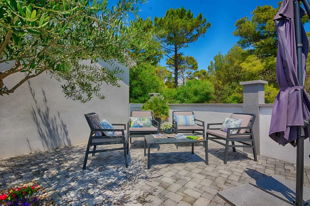 Pool & Sea-View Apartment in Vir (Up to 6)