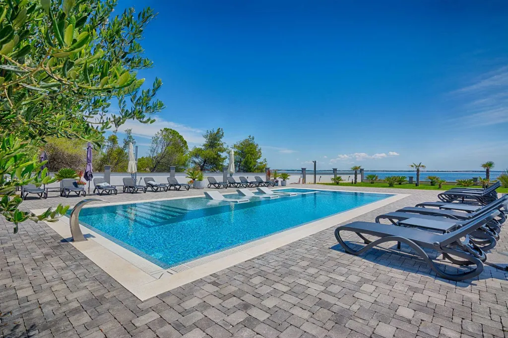 Vir Apartment for 4 with Pool and Sea View