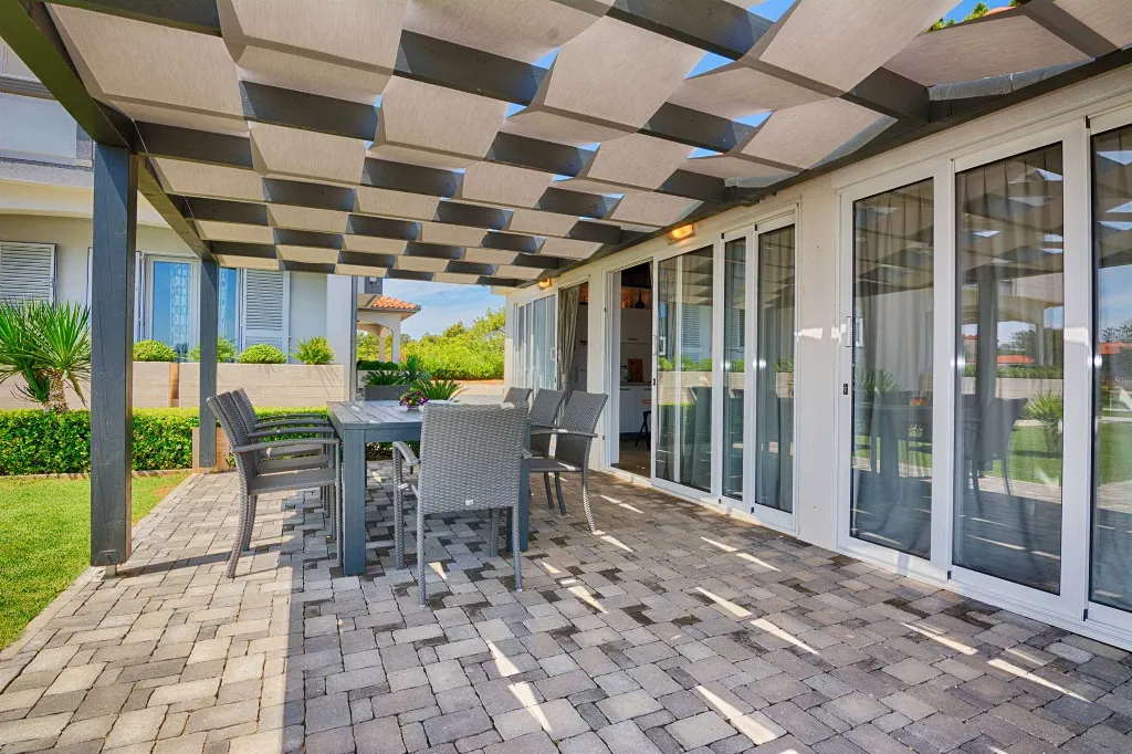 Vir Apartment for 4 with Pool and Sea View