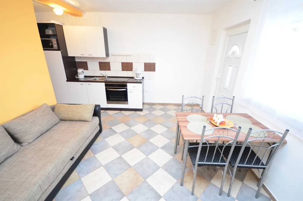 Ground Floor Apartment for 2-3 Guests in Vir