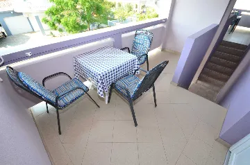 Apartment in Vir for 2–3 Guests with Balcony