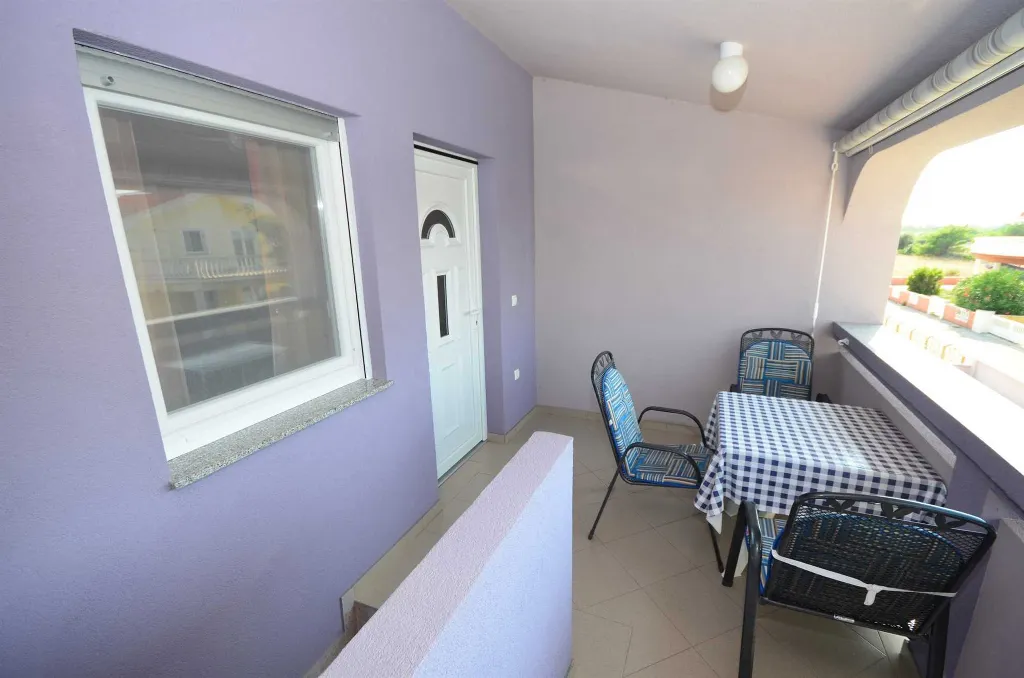 Apartment in Vir for 2–3 Guests with Balcony