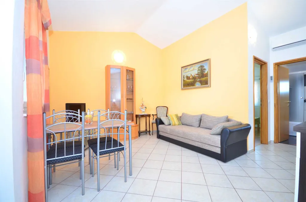 Apartment in Vir for 2–3 Guests with Balcony