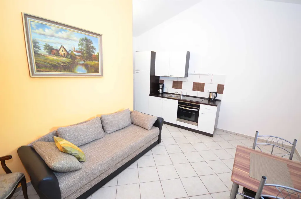 Apartment in Vir for 2–3 Guests with Balcony