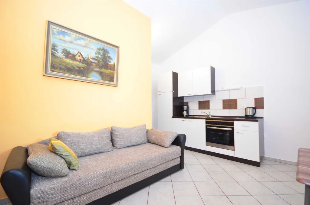 Apartment in Vir for 2–3 Guests with Balcony