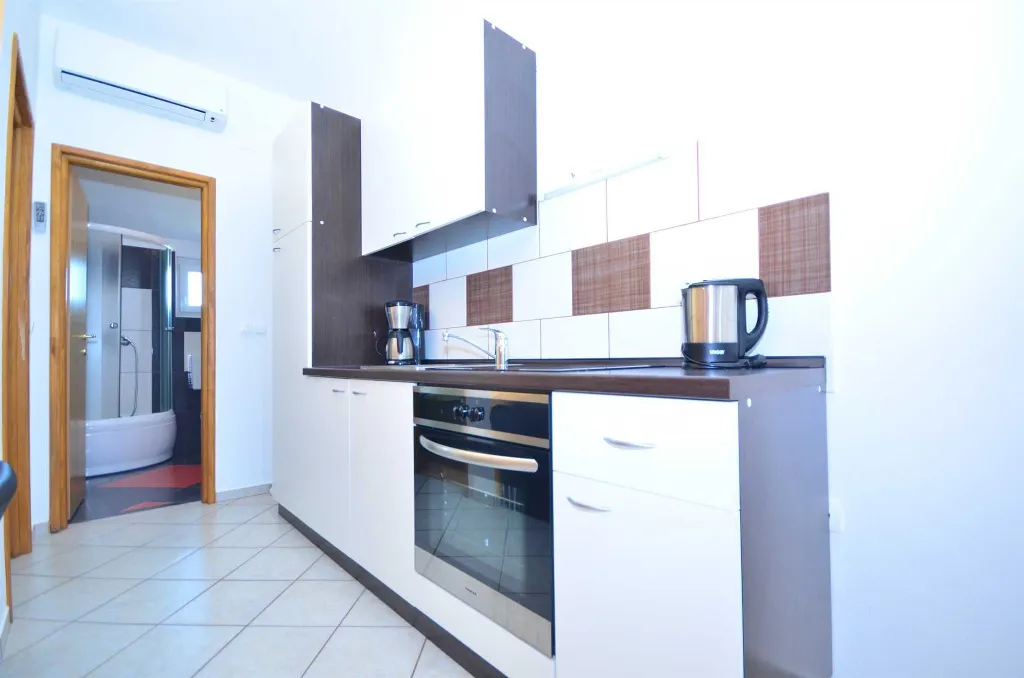 Apartment in Vir for 2–3 Guests with Balcony