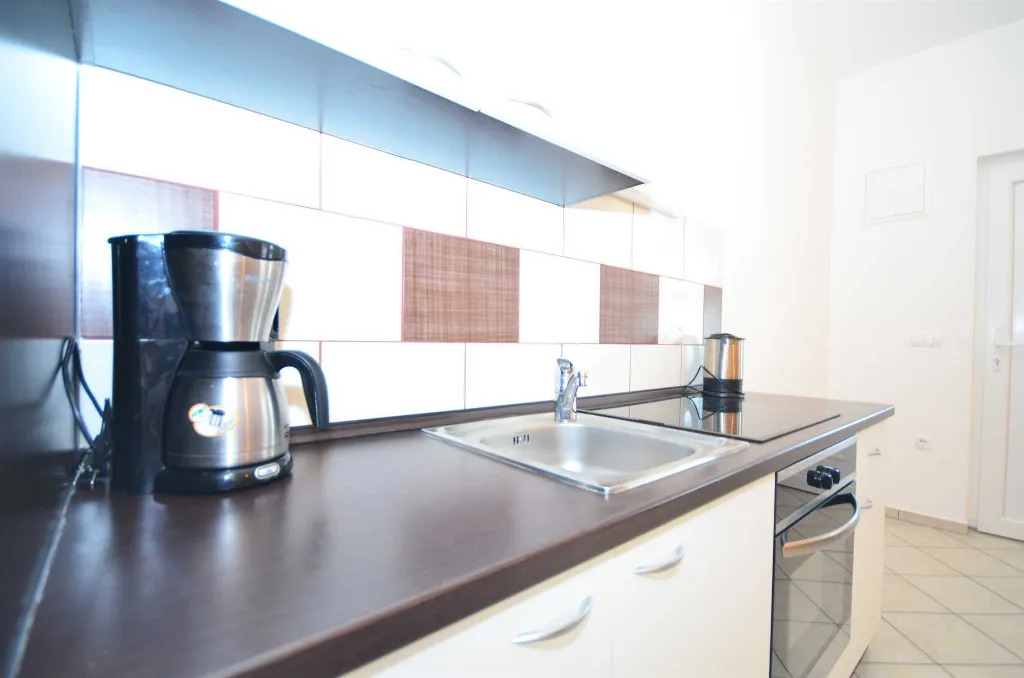 Apartment in Vir for 2–3 Guests with Balcony