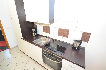 Apartment in Vir for 2–3 Guests with Balcony