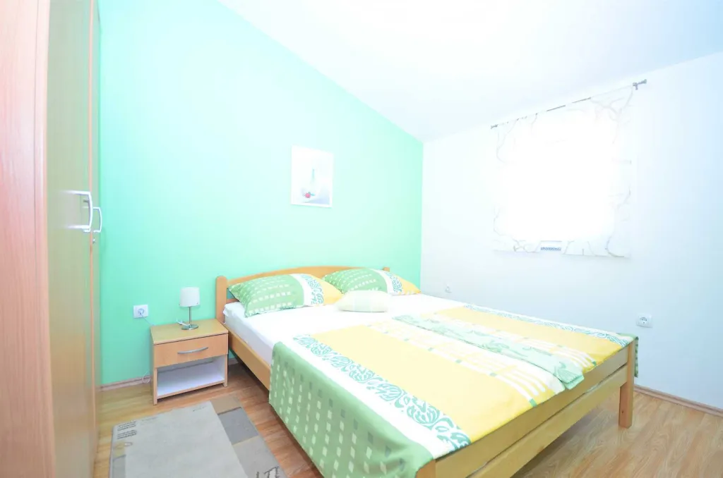 Apartment in Vir for 2–3 Guests with Balcony