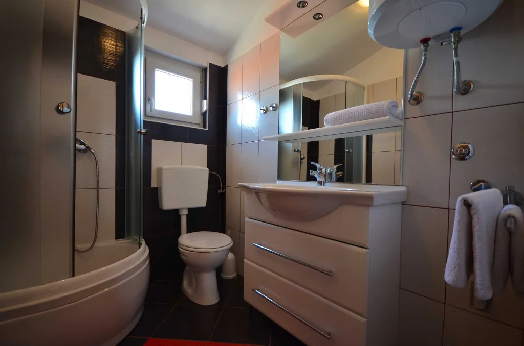 Apartment in Vir for 2–3 Guests with Balcony