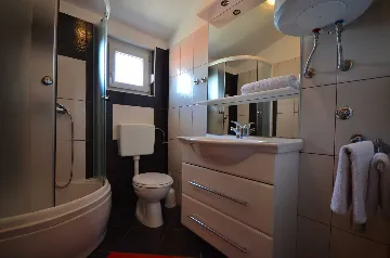 Apartment in Vir for 2–3 Guests with Balcony