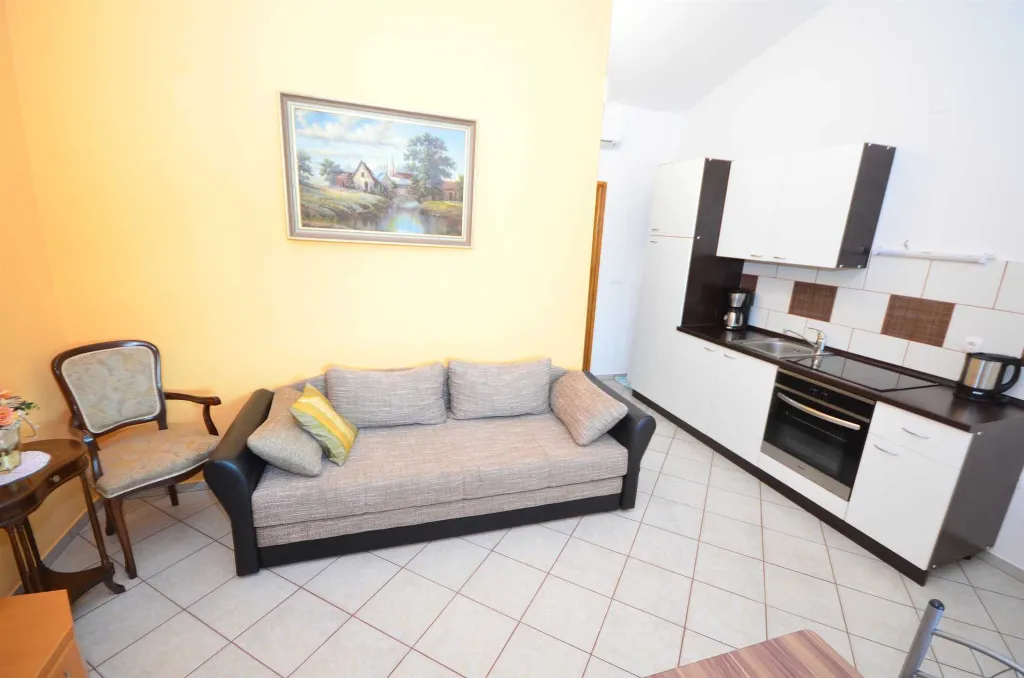 Apartment in Vir for 2–3 Guests with Balcony