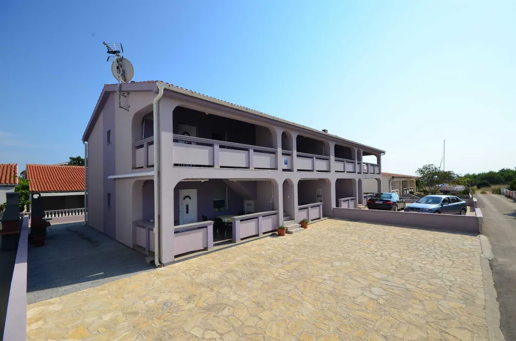 Apartment in Vir for 2–3 Guests with Balcony