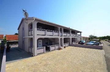 Apartment in Vir for 2–3 Guests with Balcony