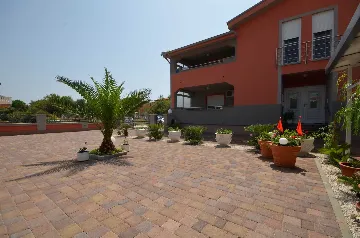 Air-Conditioned 2-Bedroom Apartment in Vir (4 Guests)