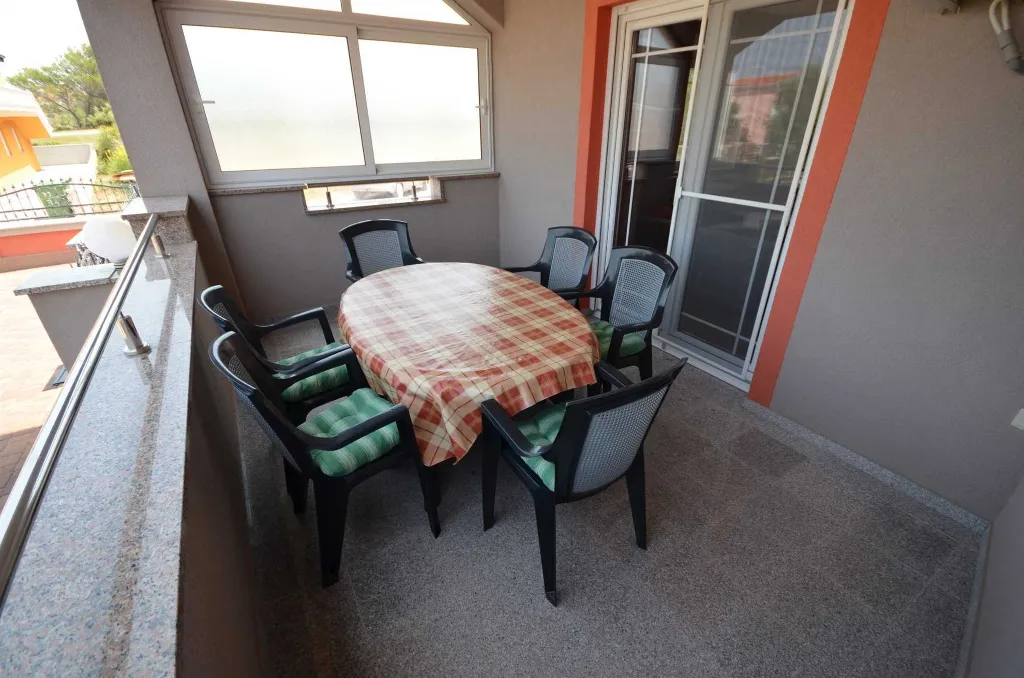 Air-Conditioned 2-Bedroom Apartment in Vir (4 Guests)